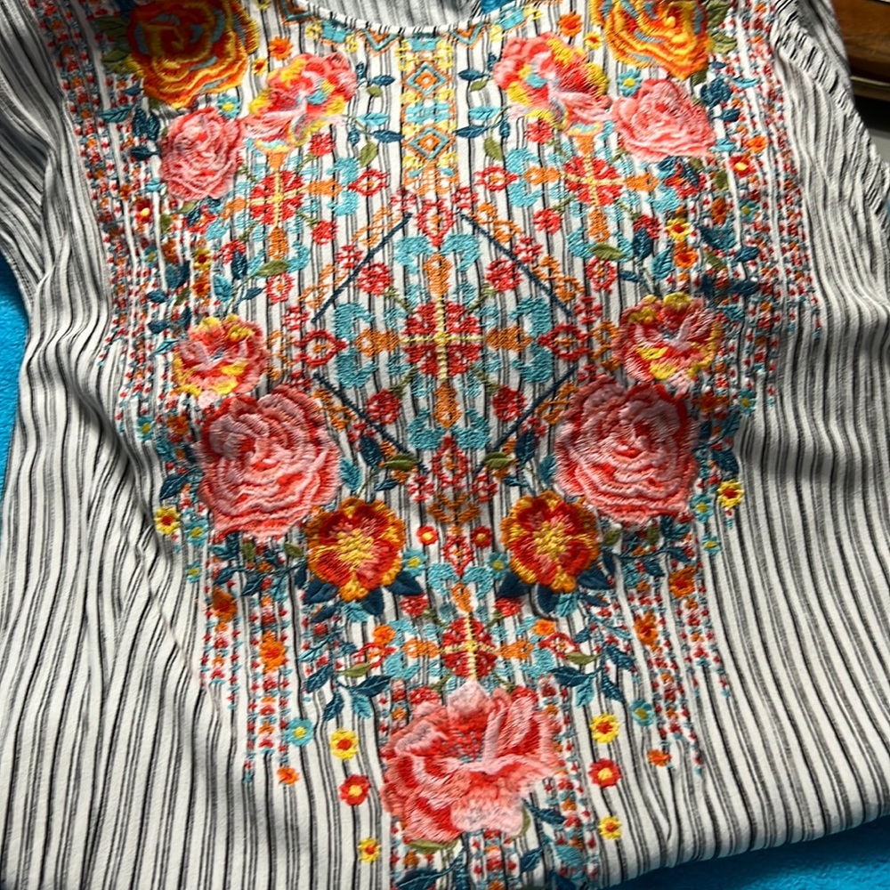 Black white embroiled top
